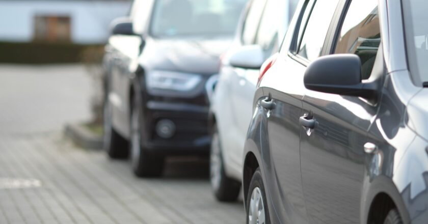 Estacionar em frente à garagem dá multa? Veja o que diz a lei