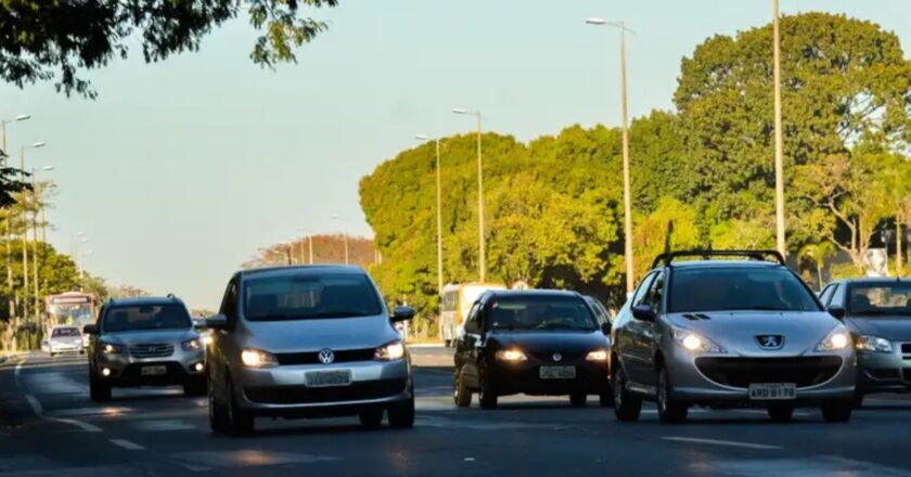 Farol baixo é obrigatório em certas condições de iluminação