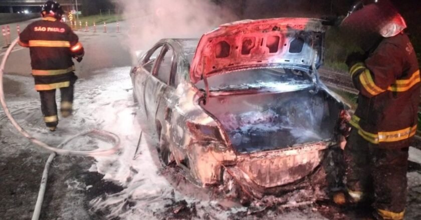 Incêndio destrói carro na Rodovia dos Tamoios em Caraguatatuba