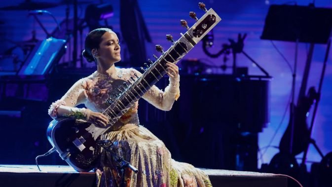 Sitarista Anoushka Shankar faz turnê inédita no Brasil