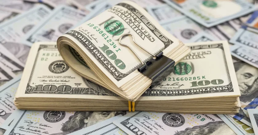 Dólar sobe a R$ 5,30 com tensão global