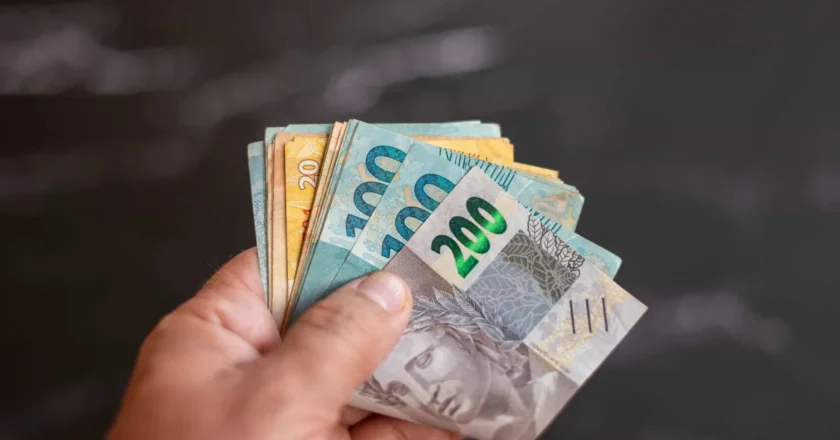 Chuva de dinheiro! 4 signos vão ter a carteira cheia antes do mês acabar