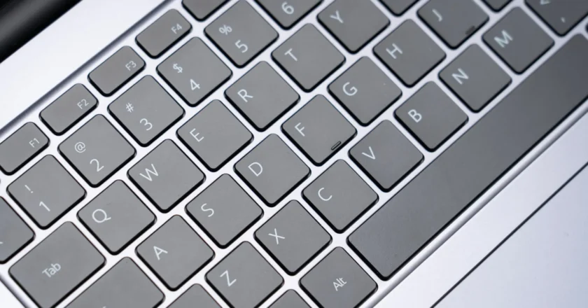 As teclas "F" e "J" do teclado são diferentes. Já pensou porquê?