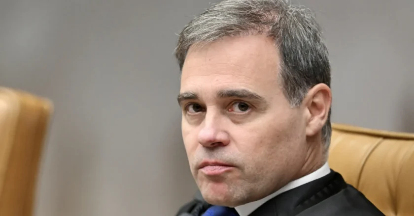 Voo com ministros do STF é cancelado por suspeita de dano