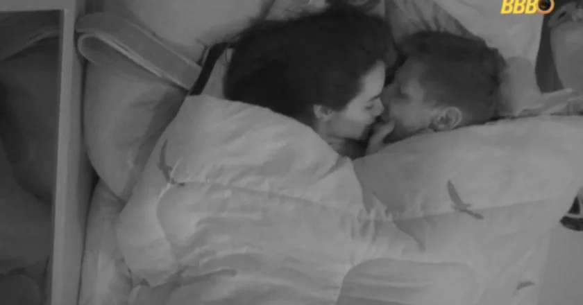 Casal do BBB 26 compartilha momento íntimo na casa