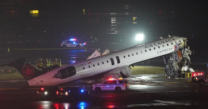Avião cai em aeroporto de Nova York, pilotos morrem