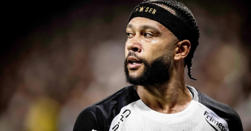 Depay pode ser punido por uso de celular no banco