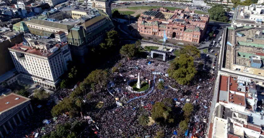 Argentinos protestam contra Milei em Buenos Aires