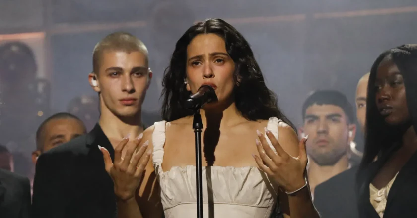 Rosalía interrompe show por sintomas de intoxicação alimentar