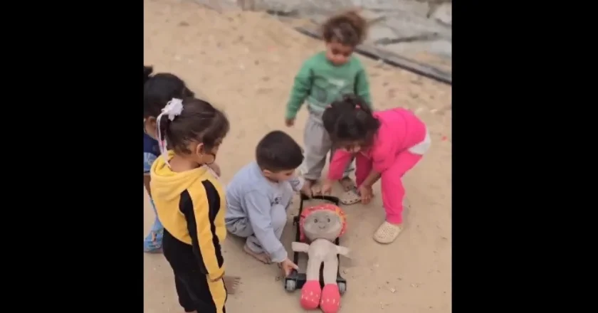 Crianças em Gaza encenam funeral como reflexo da realidade da guerra