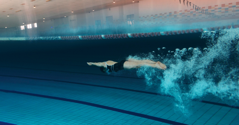 Estudo indica que natação supera corrida em prol da saúde do coração