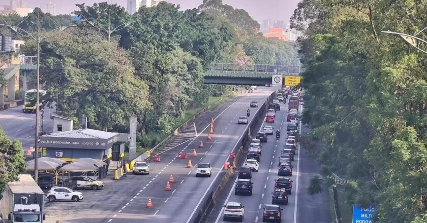 Tráfego tranquilo no litoral paulista na manhã de sexta-feira