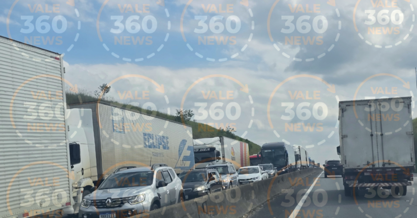 Carga de vidro derramada na Dutra causa interdição de pista