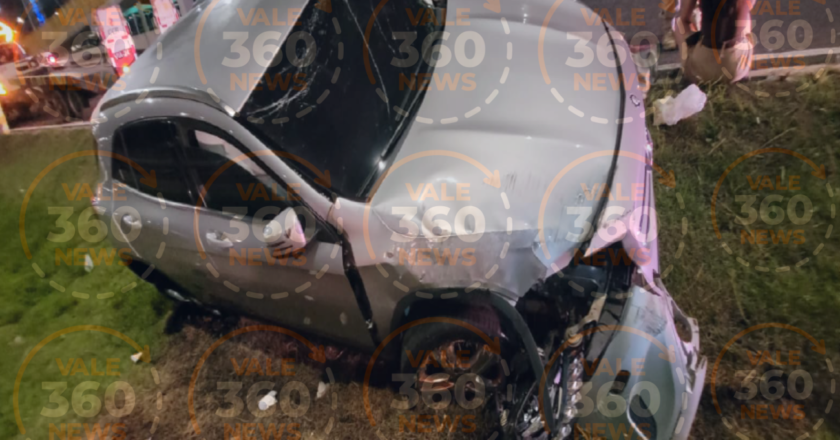 Carro de luxo capota na Dutra com motorista sob suspeita