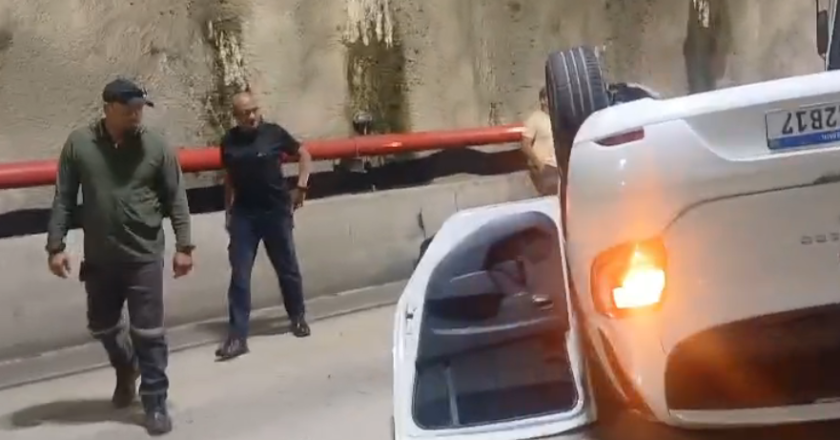 Veículo capota em tunel rodoviário em São Sebastião