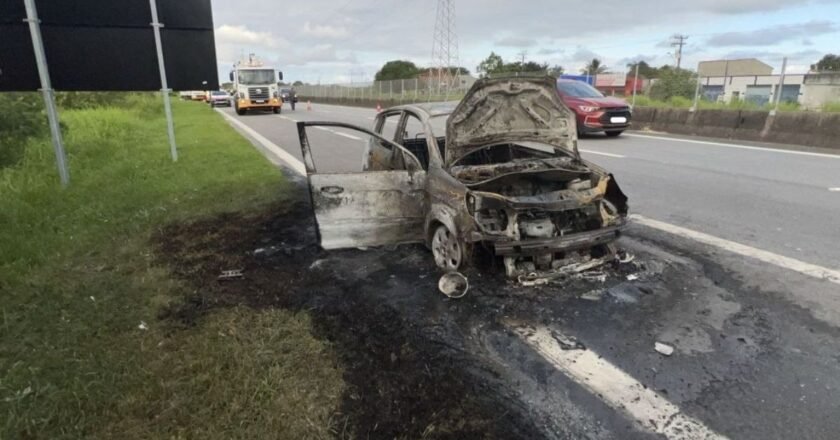 Incêndio destrói carro em motor da Padre Manoel da Nóbrega, em Peruíbe