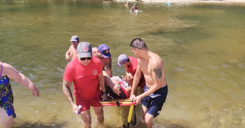 Bombeiros de Caraguatatuba realizam resgate em praia da Mococa