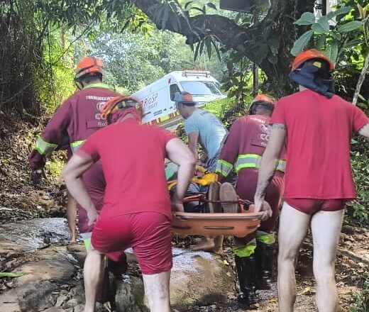 Turistas são resgatados após queda na cachoeira do Prumirim