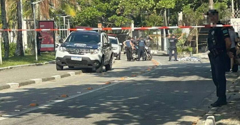 Motociclista morre após colisão com poste em Guarujá