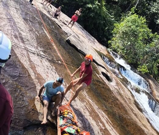 Turistas sofrem queda em cachoeira em Ubatuba