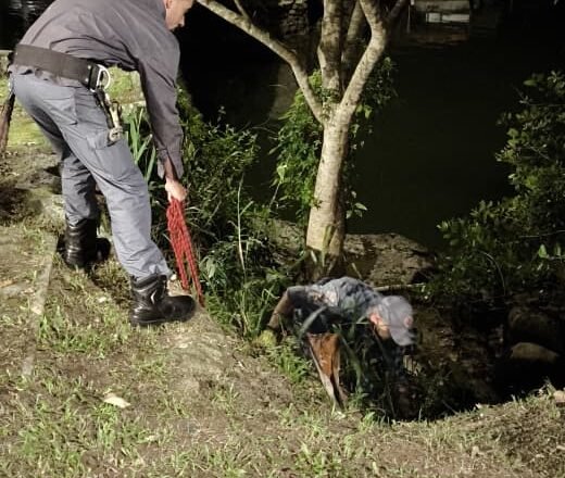 Idoso sofre queda em área de costeira e é socorrido pelos bombeiros em Ubatuba