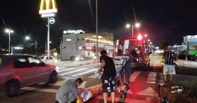 Mulher é socorrida após acidente em Caraguatatuba