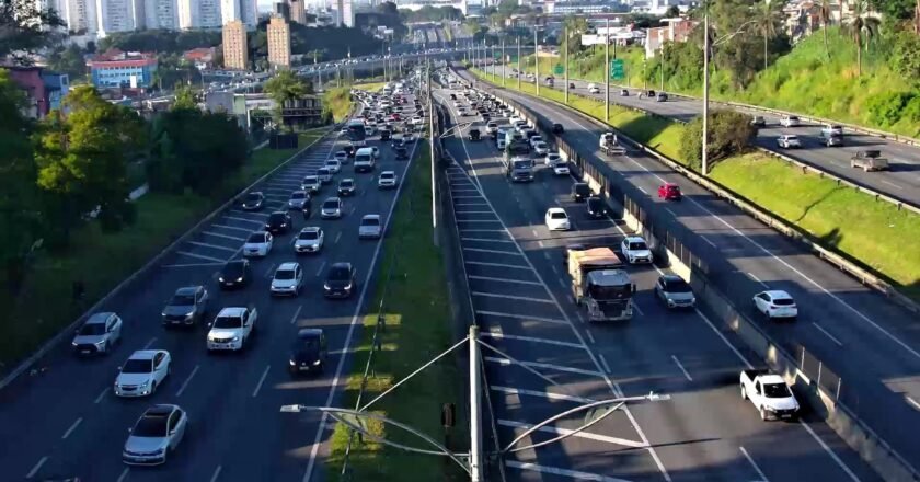 Rodovias do litoral paulista registraram tráfego lento na manhã