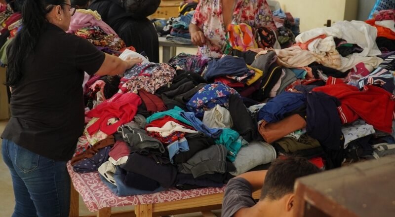 Varal Solidário distribui roupas e itens de primeira necessidade