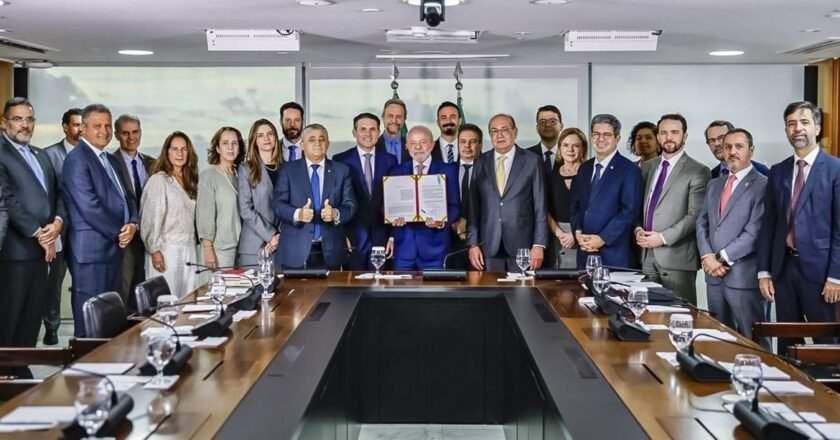 Lula sanciona lei que restringe auxílio reclusão