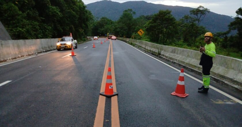 Descida da serra pela Mogi-Bertioga tem pare e siga e faixa bloqueada por obras