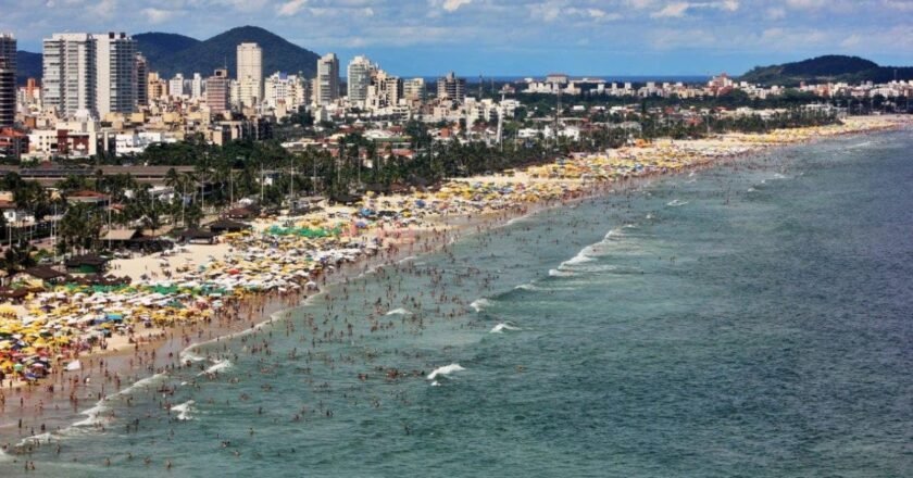 Praia da Enseada: conheça a maior praia do Guarujá