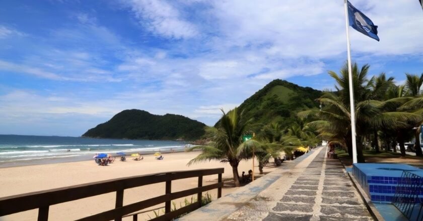 Praia do Tombo: conheça a praia do Guarujá recordista do selo Bandeira Azul