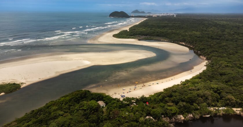 Praia de Itaguaré atrai turistas com encontro de águas e trilhas em Bertioga