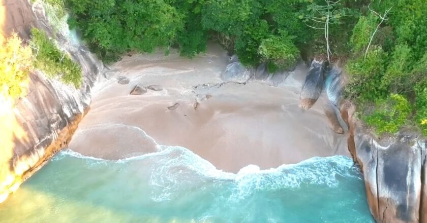 Praia do Cheira Limão: conheça a menor praia do Guarujá