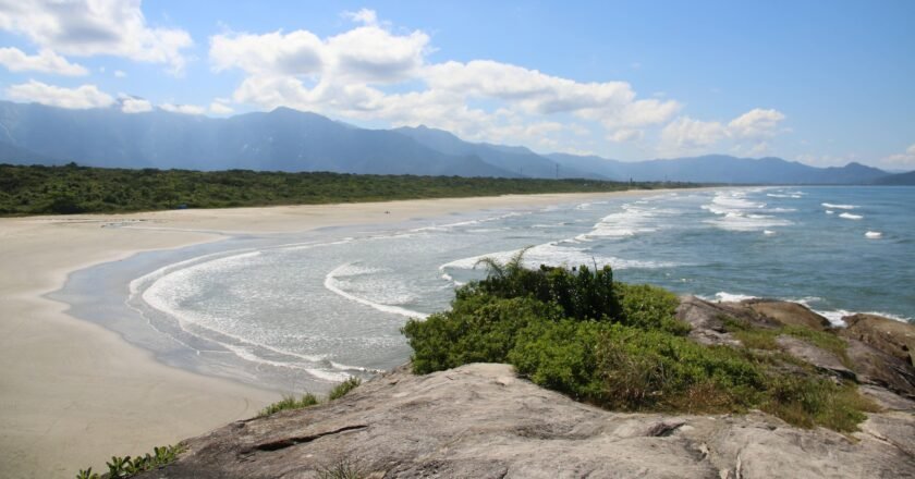 Bertioga oferece praia com infraestrutura familiar e natureza preservada