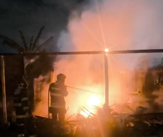 Incêndio destrói galpão de armazenamento em madrugada em Caraguatatuba