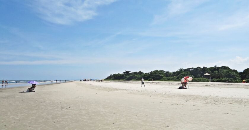 Praia de Guaratuba tem areias claras e acesso ‘escondido’ em Bertioga