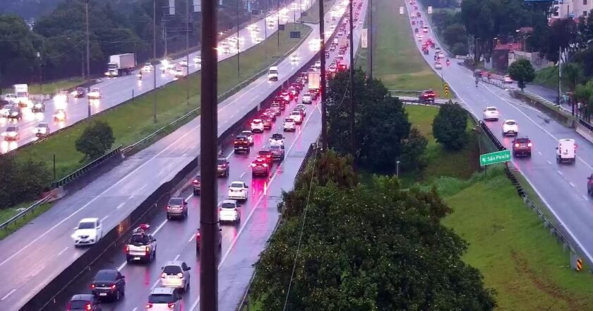 Fila na subida da serra devido ao excesso de veículos