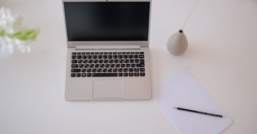 Minimalismo digital: por que notebooks leves estão dominando os espaços de trabalho modernos