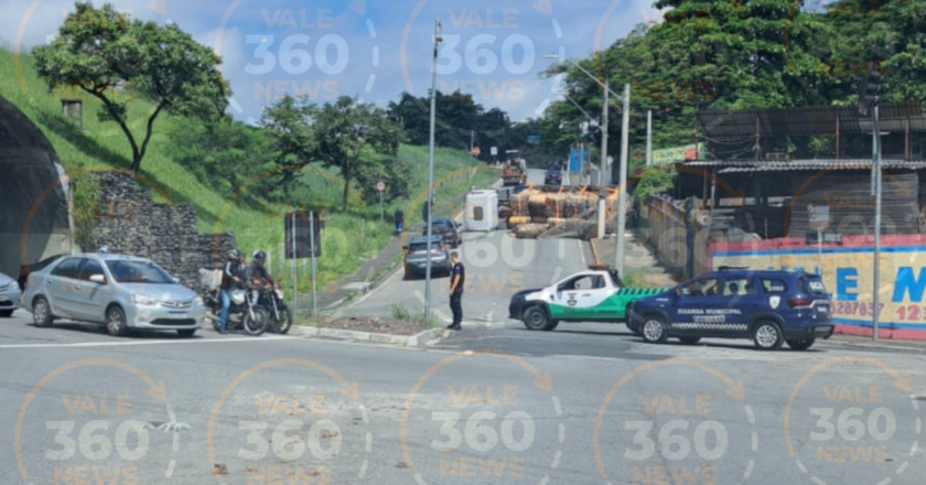 Carreta carregada de reciclagem tomba em avenida de grande movimento em Taubaté e trava o trânsito