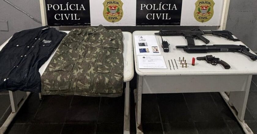 Polícia apreende arma e simulacros em investigação de roubo no Guarujá
