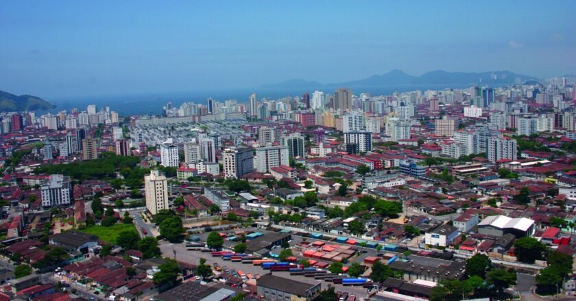 Cidade do litoral de SP é a única do país na qual maioria da população vive em apartamentos; saiba qual
