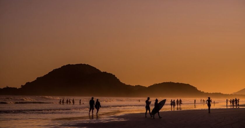 Praia de São Lourenço une beleza natural e atrativos da Riviera