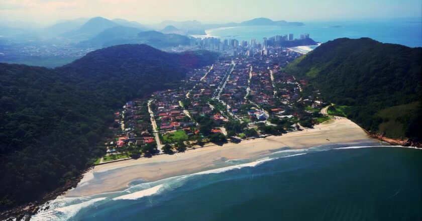 Praia do Guaiúba oferece clima tranquilo em Guarujá