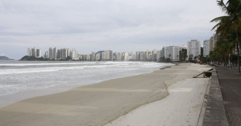 Cetesb alerta para trechos impróprios para banho em Guarujá
