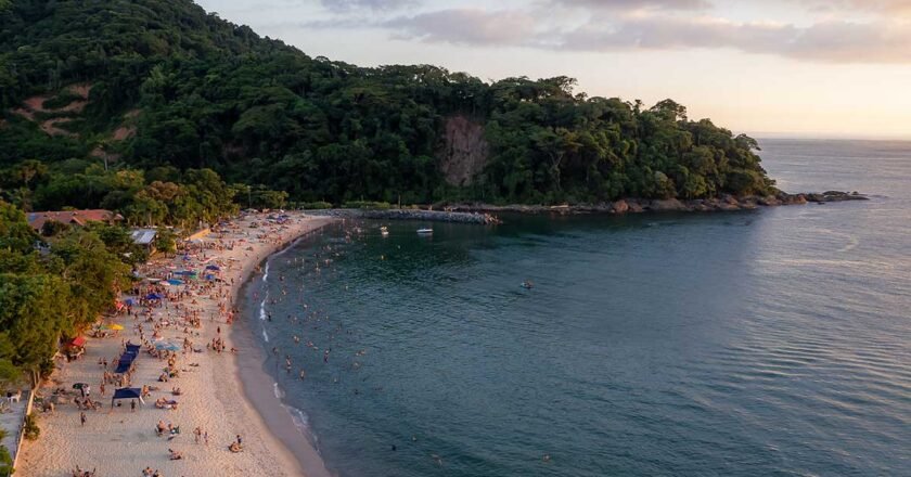 São Sebastião lidera no Litoral Norte com 100% de praias balneáveis