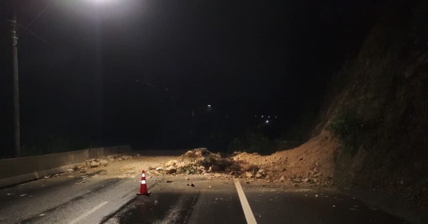 Rodovia dos Tamoios bloqueada por deslizamento de terra em Caraguatatuba