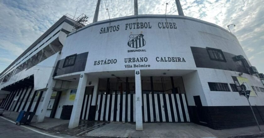 Três foragidos da Justiça são presos ao tentarem entrar no estádio do Santos