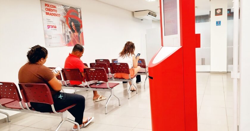 Agência bancária descumpre lei e demora idosos em fila prioritária