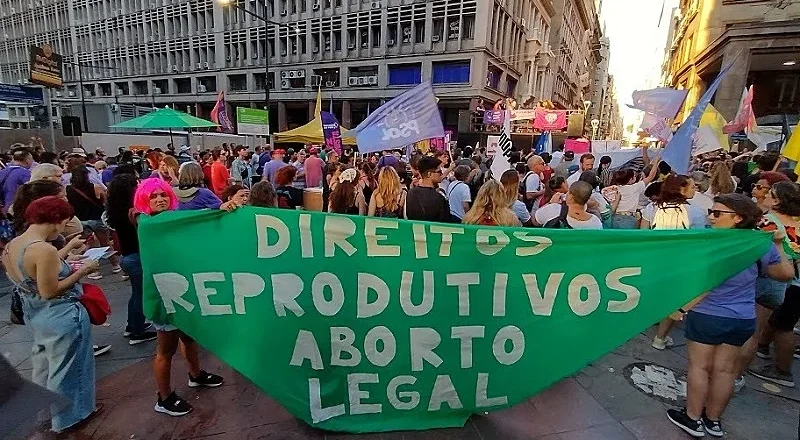 Extremistas contra o aborto, mas práticos na realidade